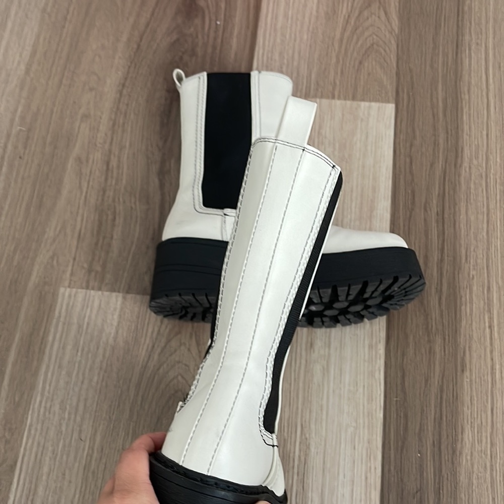 WHITE BOOTS - Picture 3 of 5